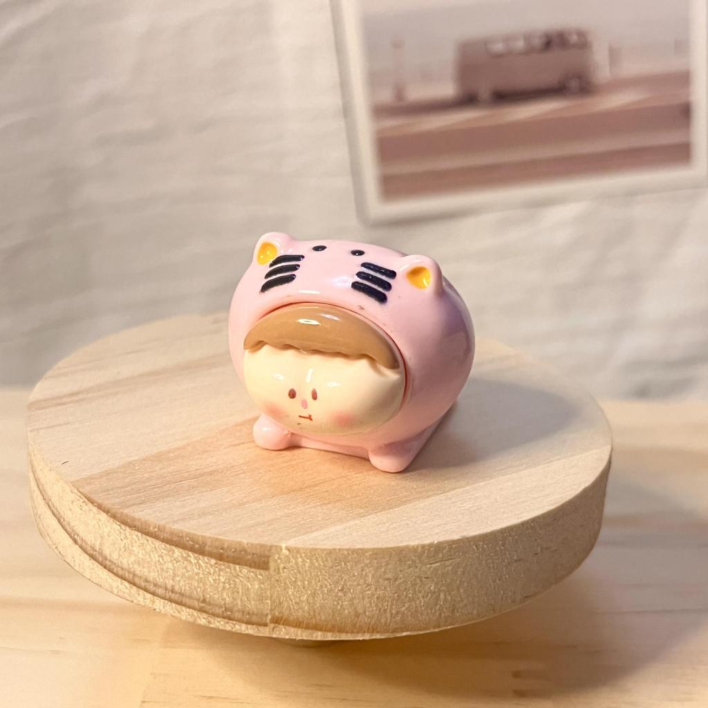 Lilith Jednokolorowy Lakier Torebka Niespodzianka: Urocza tygrysia ozdoba na biurko lalka zabawka