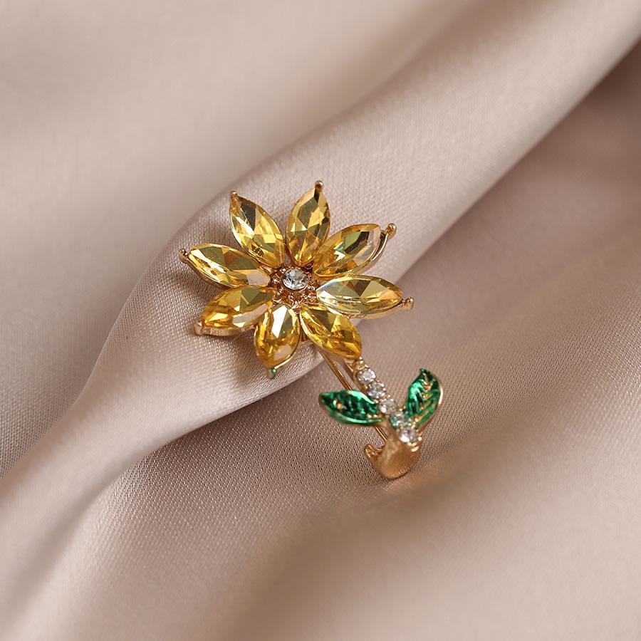 A Sunflower cute small brooch temperament corsage women's light luxury high-end high-end sense exquisite fashion niche design