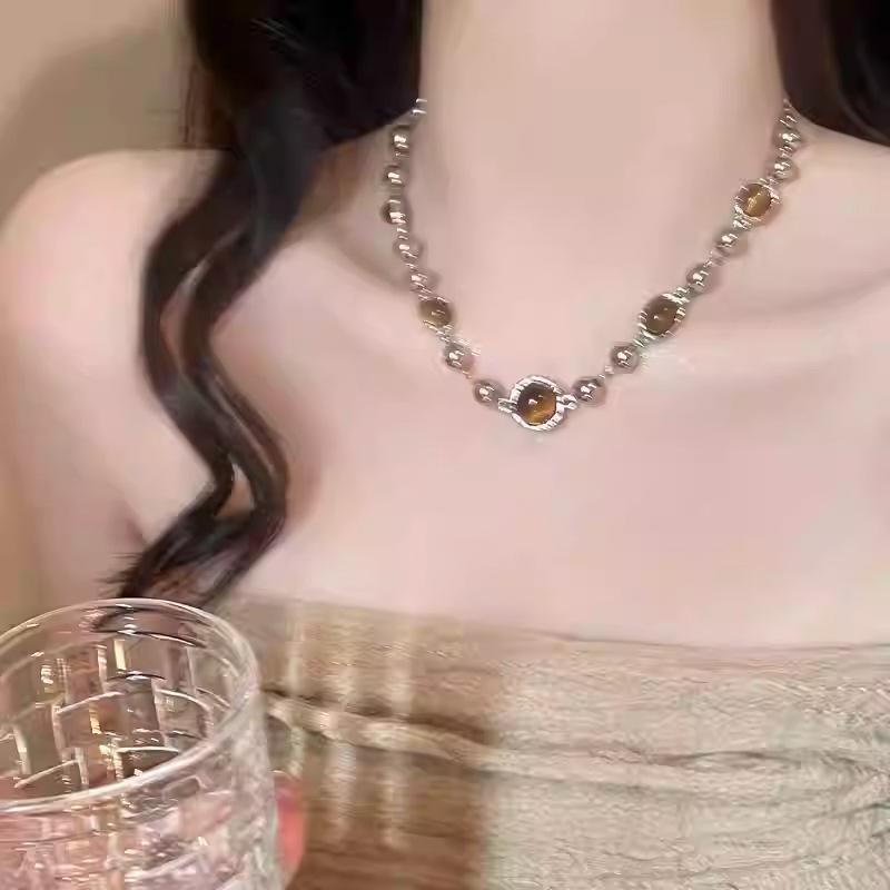 Autumn and winter new sweet and cool style Maillard tiger's eye stone beaded necklace women's retro high-end neck chain fashion collarbone chain