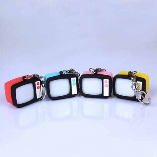 Retro TV LED-nyckelring Mini-TV-hänge med ljud, lysande nyckelring, ryggsäcksberlock för mörkersikt, roliga tillbehör