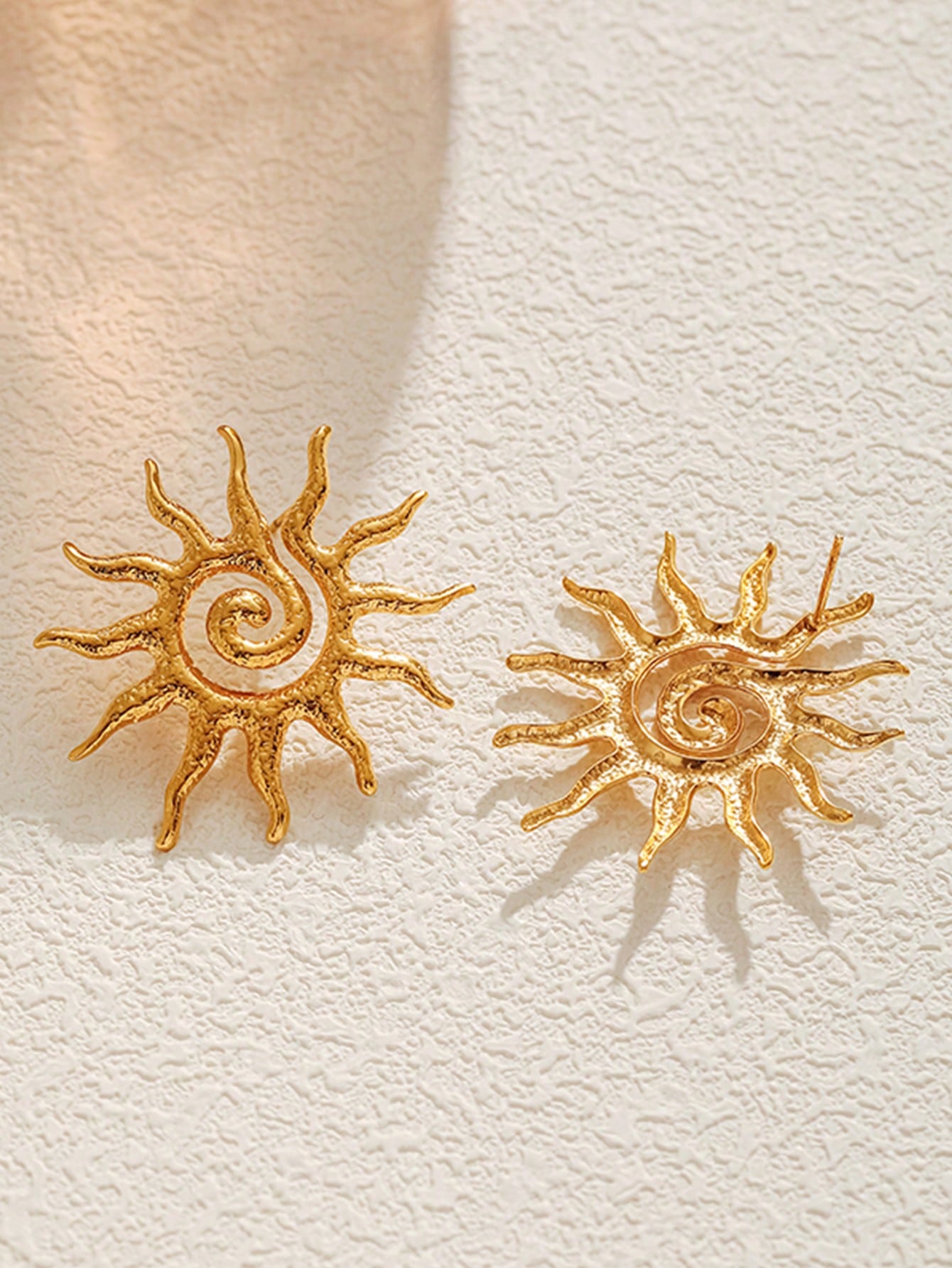 

1 пара серег-колец из нержавеющей стали с резьбой Солнечное сияние , винтажные, с водонепроницаемым покрытием из 18-каратного золота, не выцветающие, в виде подсолнухов, для женщин золотой