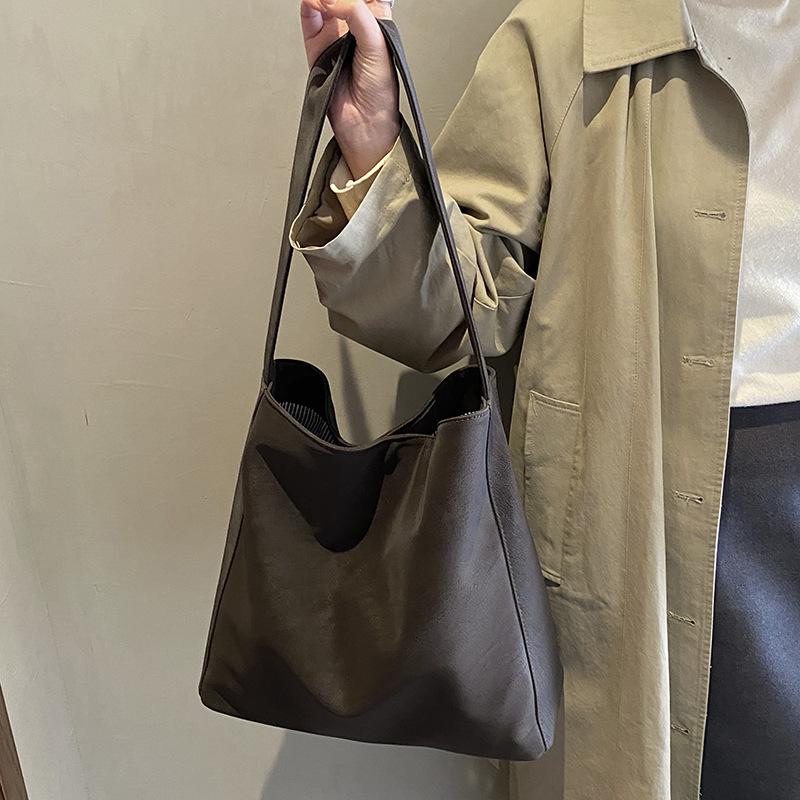 2025 Autumn and Winter New Retro Large-capacity Tote Handbag Fashionable Versatile Foreign Gas Bucket Shoulder Bag