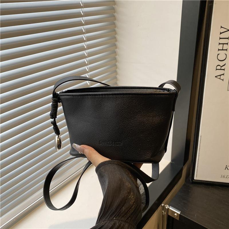 Summer fashion shoulder bag new fashion light luxury casual women shoulder messenger bag essential women bag wholesale