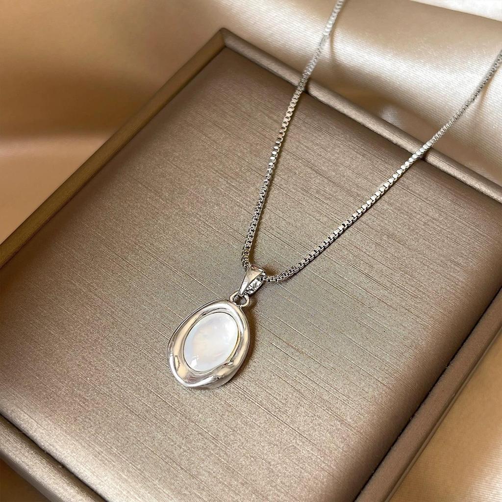 French Oval Mother-of-Pearl Pendant Necklace - Elegant, Unique, High-End Clavicle Chain