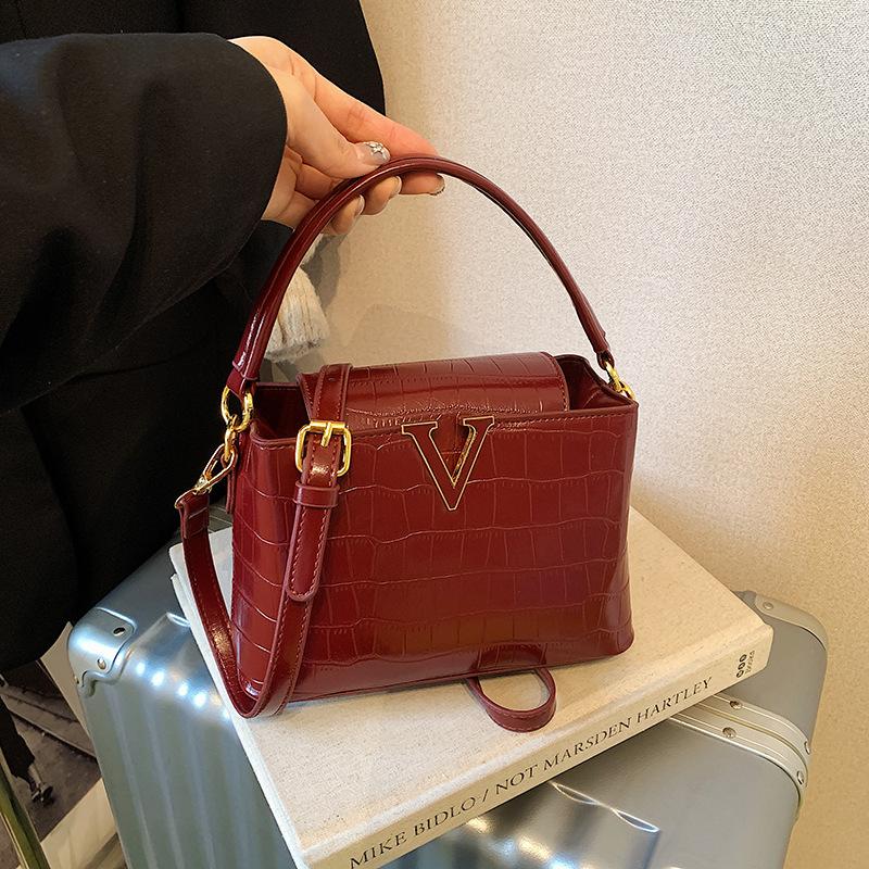 Women's Bag - High-end Style, Versatile for Daily Use, Suitable for Office Wear, Small Handbag for Carrying Essentials.