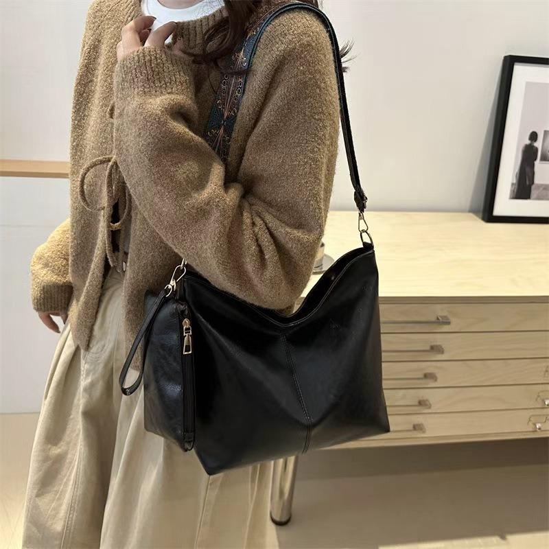 Cheap new fashion portable shoulder women's bag large capacity bucket bag solid color versatile mother and child bag leather