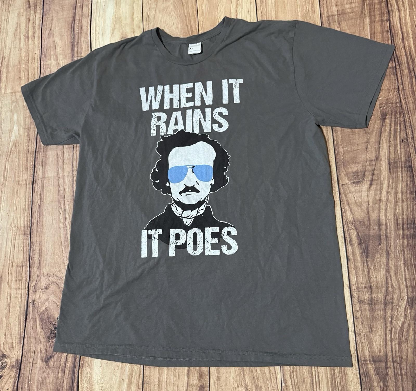 When It Rains It Poes T-shirt Funny Edgar Allan Poe Poetry Graphic XL Unisex XXXL