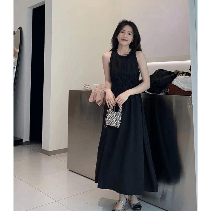 Black waist-exposed holiday dress, new design sense, waist-closed and thin, sleeveless neck-hanging long dress for women in summer