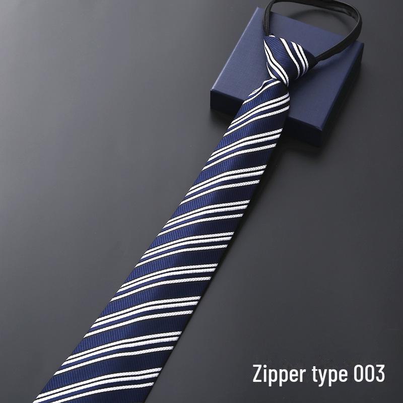 

Мужской галстук на молнии в синюю полоску — идеальный вариант для деловых встреч, свадеб или официальных мероприятий.