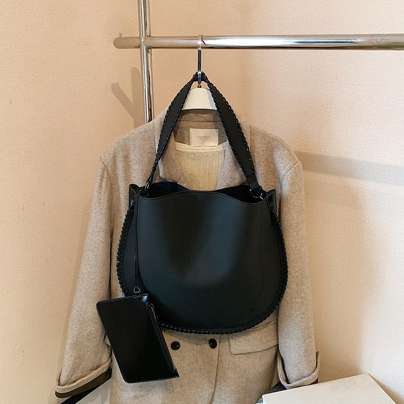 Fashion women's bag 2025 new autumn retro casual shoulder bag large capacity versatile bag commuter underarm bag