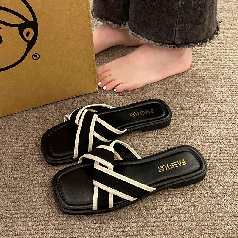 Internet celebrity fashion super fire slippers women summer wear new French flat bottom out beach explosion small fragrant sandals