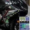 Wasserdichte, modifizierte Helme von Motorrad-, Elektrofahrzeug- und Auto-Sponsoren mit personalisierten Aufklebern auf dem Körper und kreativen Kratzaufklebern.