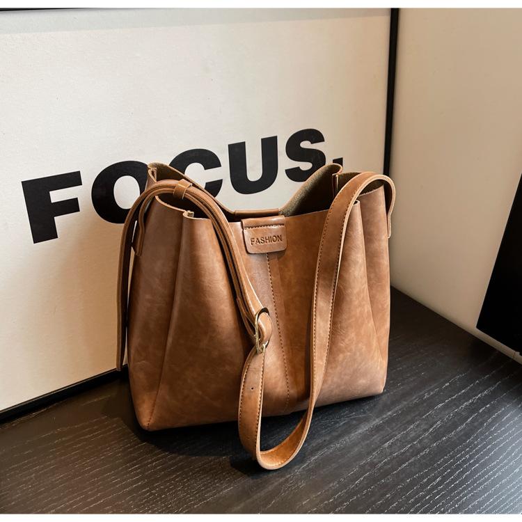 

Модні жіночі сумки, сумки через плече, нішеві моделі, універсальні новинки сумок-месенджерів, практичні, прості, атмосферні та легкі на вихід. коричневий