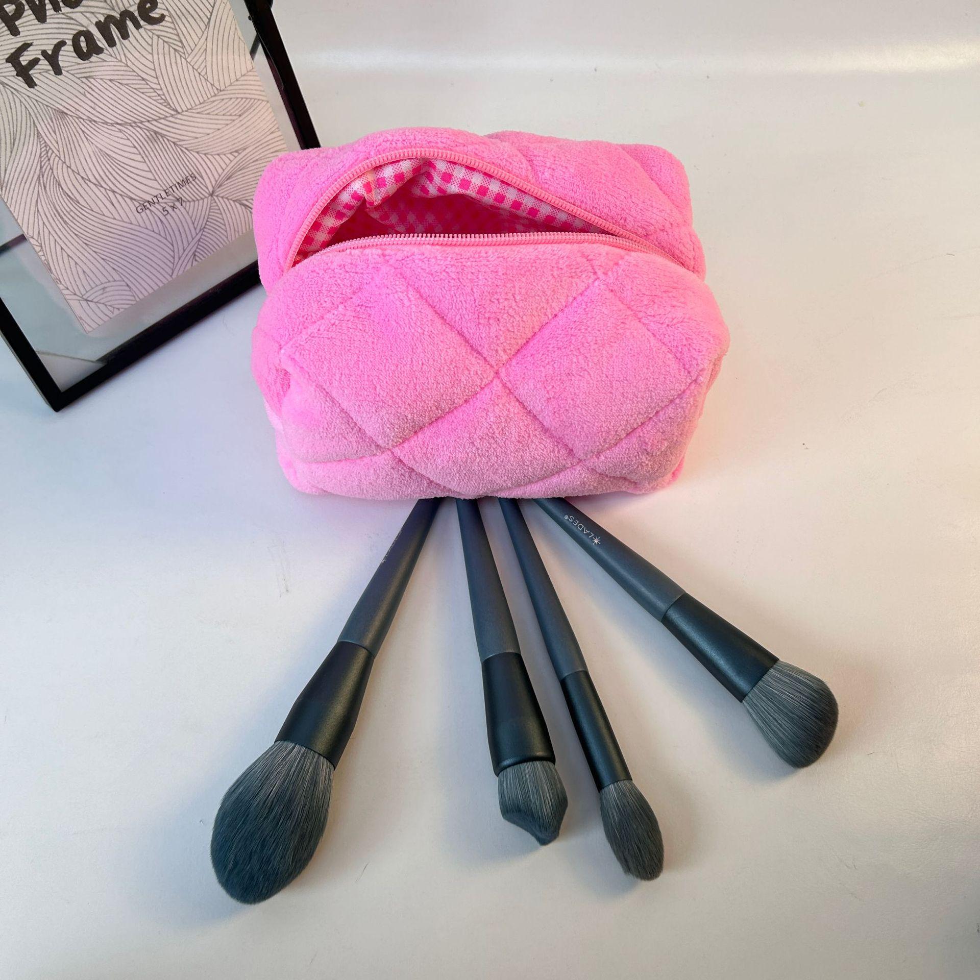 

Новая стильная женская косметичка Macaron: Большая вместительная плюшевая сумка для стирки 17.5 x 10.5 x 10 cm розовый