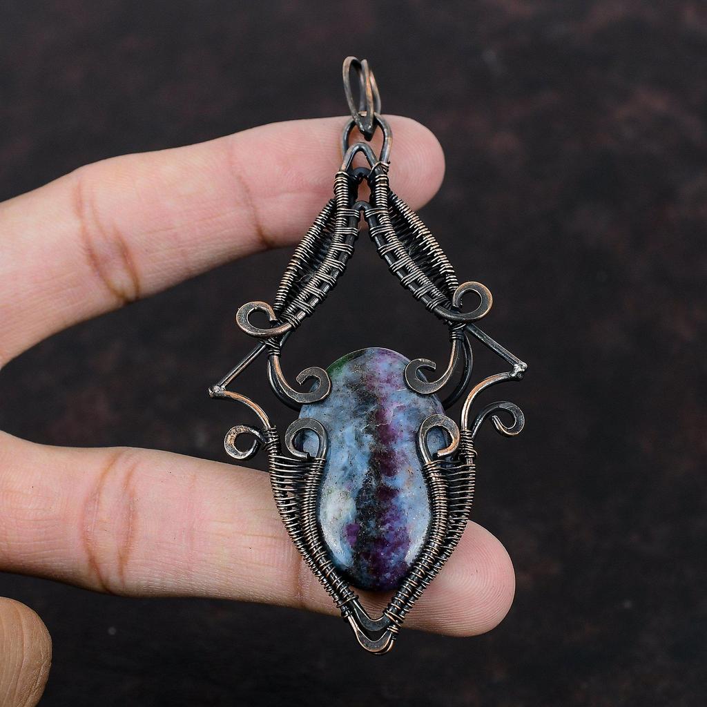 Pandantiv Cianit Albastru Rubin Pandantiv Înfășurat cu Sârmă de Cupru Bijuterii Elegante Lucrate Manual Pandantiv cu Design de Ultimă Oră Cadou Pentru Ea Bijuterii din Cupru cu Piatră Prețioasă