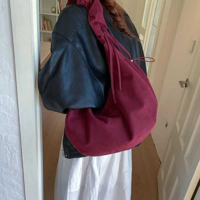Simple and large-capacity pleated bag, new shoulder bag, cloud bag, fashionable small carry, portable messenger bag.
