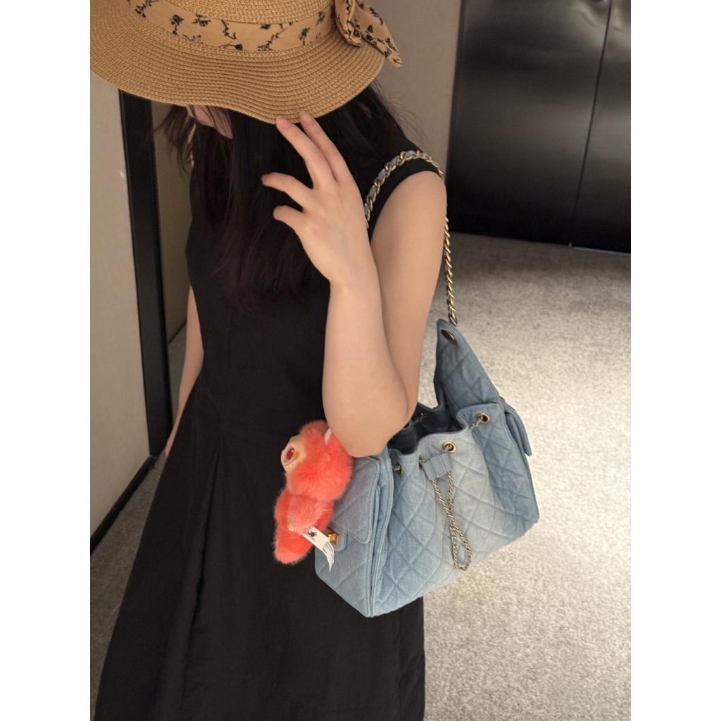 2025 Nová vůně Džínová taška Hobo s stahovací šňůrkou pod paži Vintage neformální Diamantový kostkovaný řetízkový ruční taška Taška přes rameno