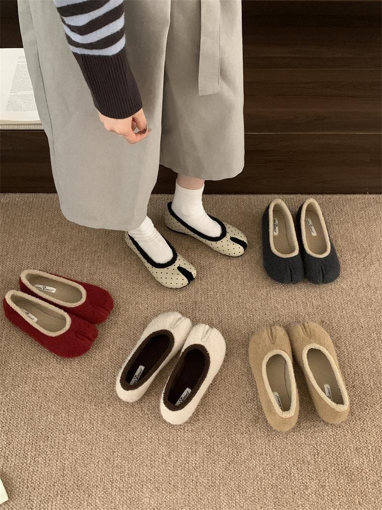 Retro rote einpedalige flachsohlige flauschige Schuhe für Damen zum Tragen im Herbst und Winter warme Samt-Beanie-Schuhe mit Zehentrenner Schweinsfüße Baumwollschuhe