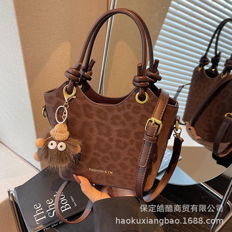 Retro small bags women's autumn and winter versatile 2025 new super fire shoulder messenger bags are popular this year, bucket bags