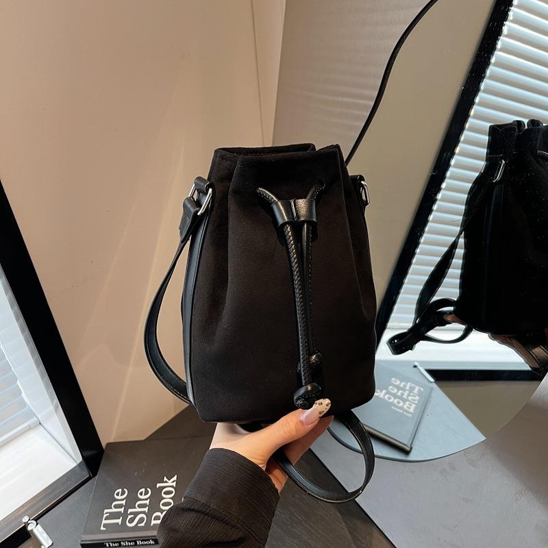 Retro casual bucket bag women's new autumn fashion simple shoulder bag niche design messenger bag