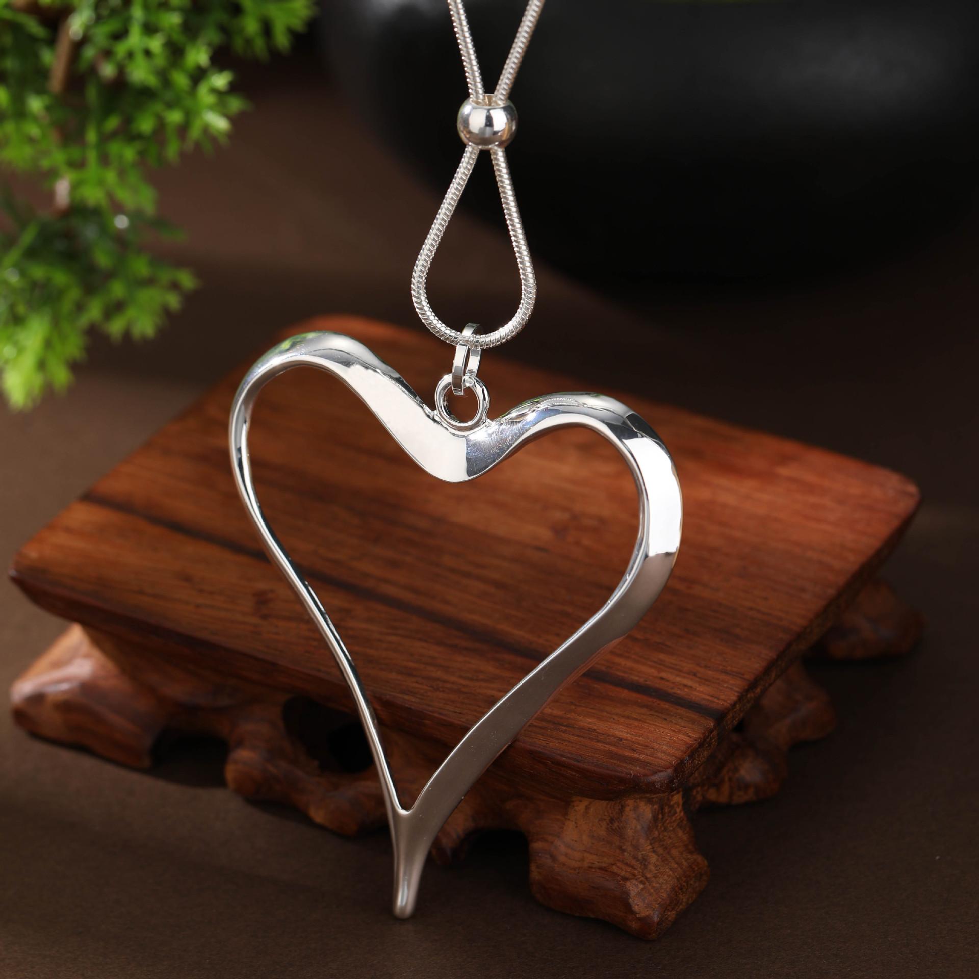 

Новое полое преувеличенное ожерелье с длинной подвеской в виде любви, женский полый универсальный длинный кулон в форме сердца