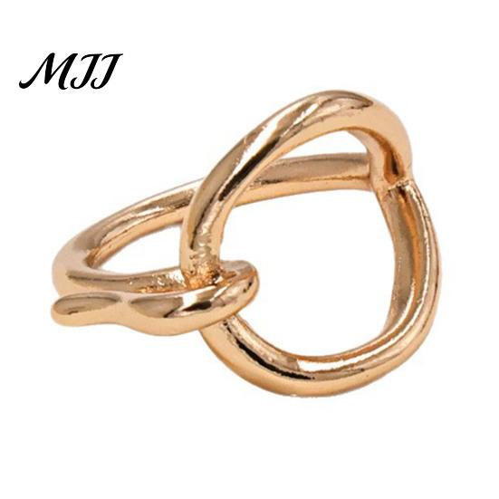 Versatile Scarf Ring Irregular Ring, Elegant Knotted Heart Silk Buckle Clip, Shawl Holder Wrap Fastener for Coat Collar Belt, Fashionable Accessory