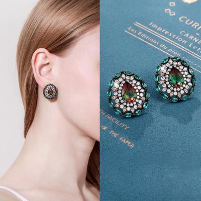 Orecchini a bottone grandi con zirconi colorati con montatura in oro nero alla moda CMM