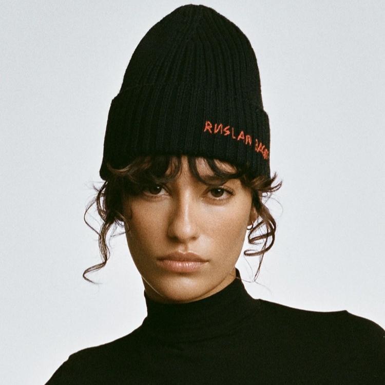 

Зимняя шерстяная вязаная шапка-бини для мужчин и женщин Толстая теплая вышитая буква Вязаная шапка Унисекс Модная шапка для холодной погоды чёрный