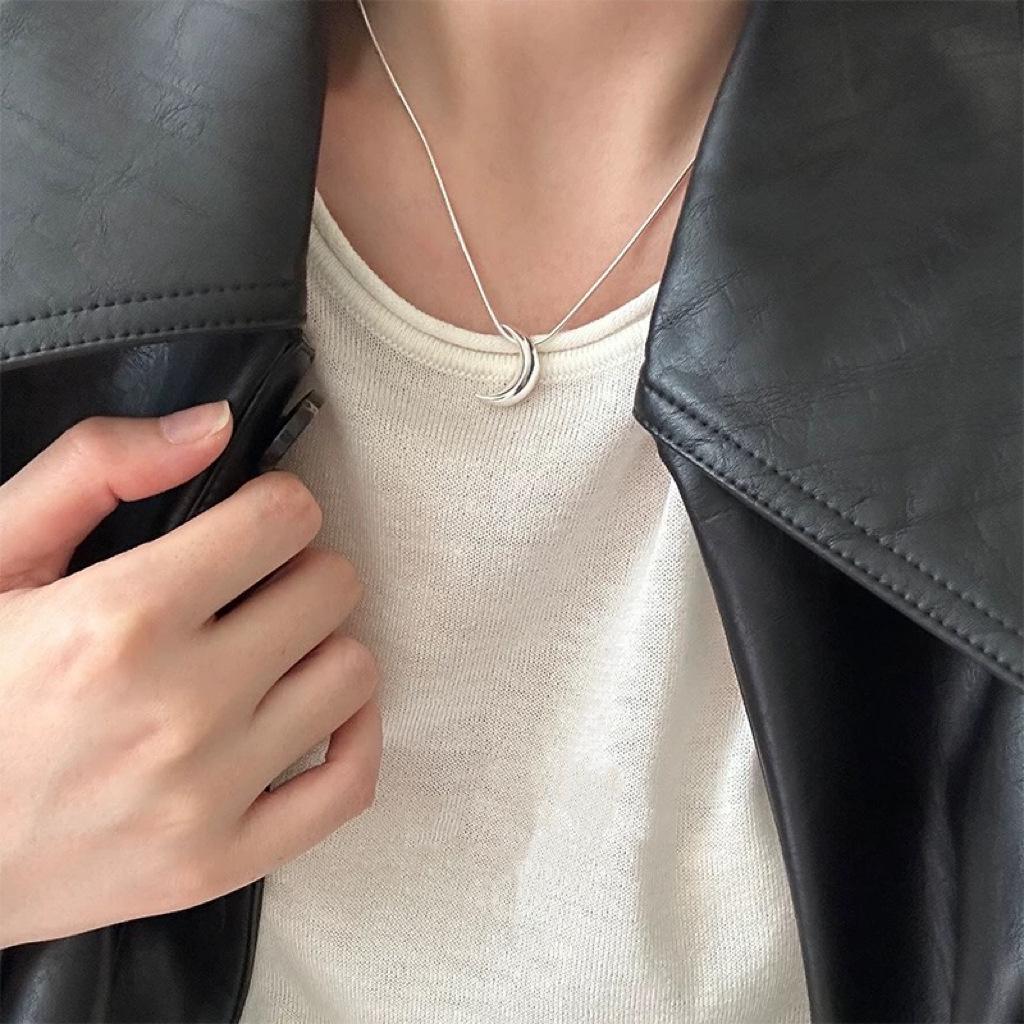 S925 Sterling Silver Crescent Moon Necklace: Cool and Aloof, High-End, Niche Ins Style with Snake Bone Chain