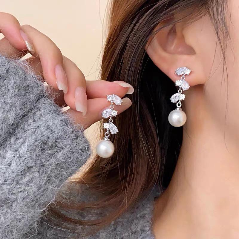 

Super flash water drop zircon earclips, high-end earrings, no earrings, niche design, long pearl earrings, bridal earrings.