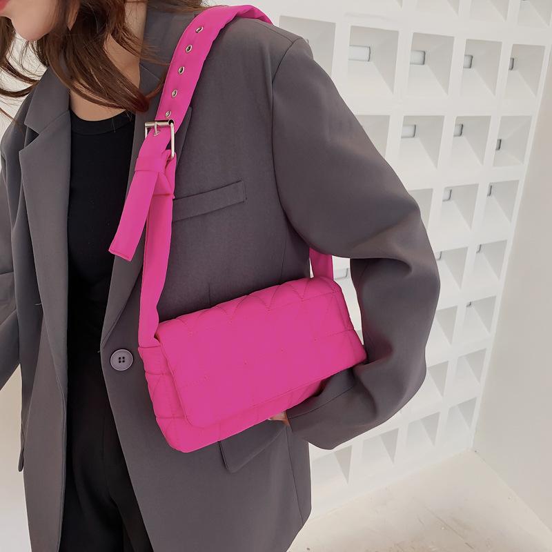 

Осень и зима новая ромбовидная сумка, уличный тренд сумка-мессенджер пуховик, губчатая плетеная мягкая поверхность сумка-подушка one розы красного