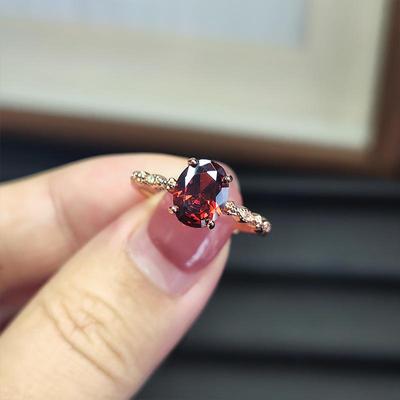 Elegante Anello Regolabile in Granato Rosso Sangue di Piccione e Zircone Dorato per Donna
