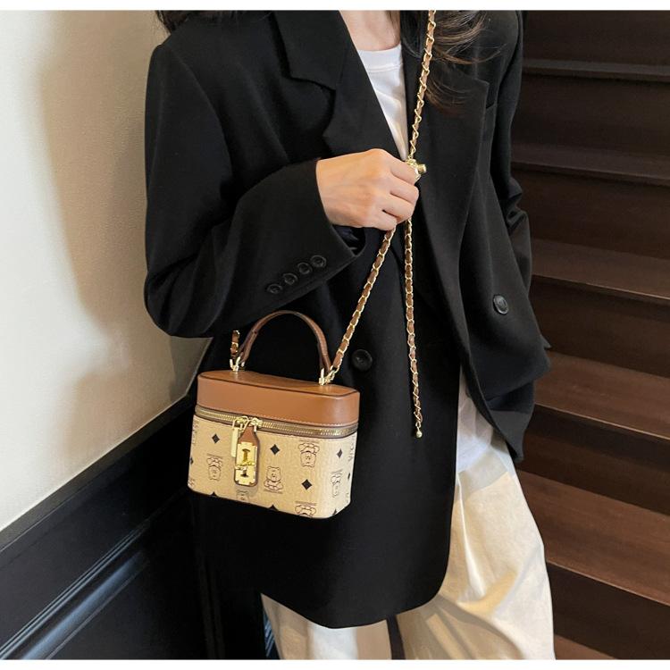 Niche Bag Women's Spring Summer New Fashion Portable Out Popular Shoulder Crossbody Bucket Bag
