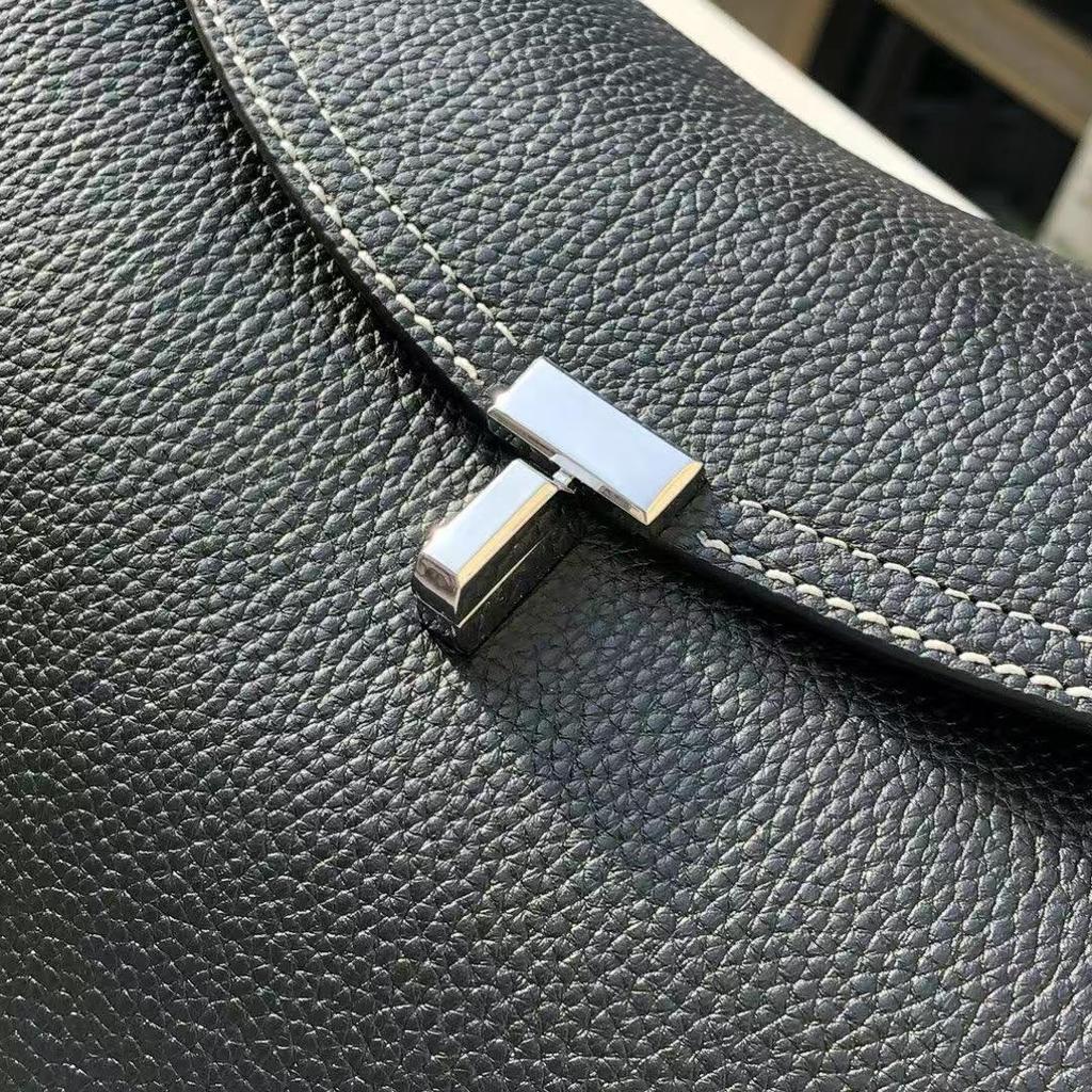 TOTEME Polštářová taška: Pravá kůže, Všestranná módní taška přes rameno, Lehký luxus, Dvouvrstvá dámská kabelka z hovězí kůže.