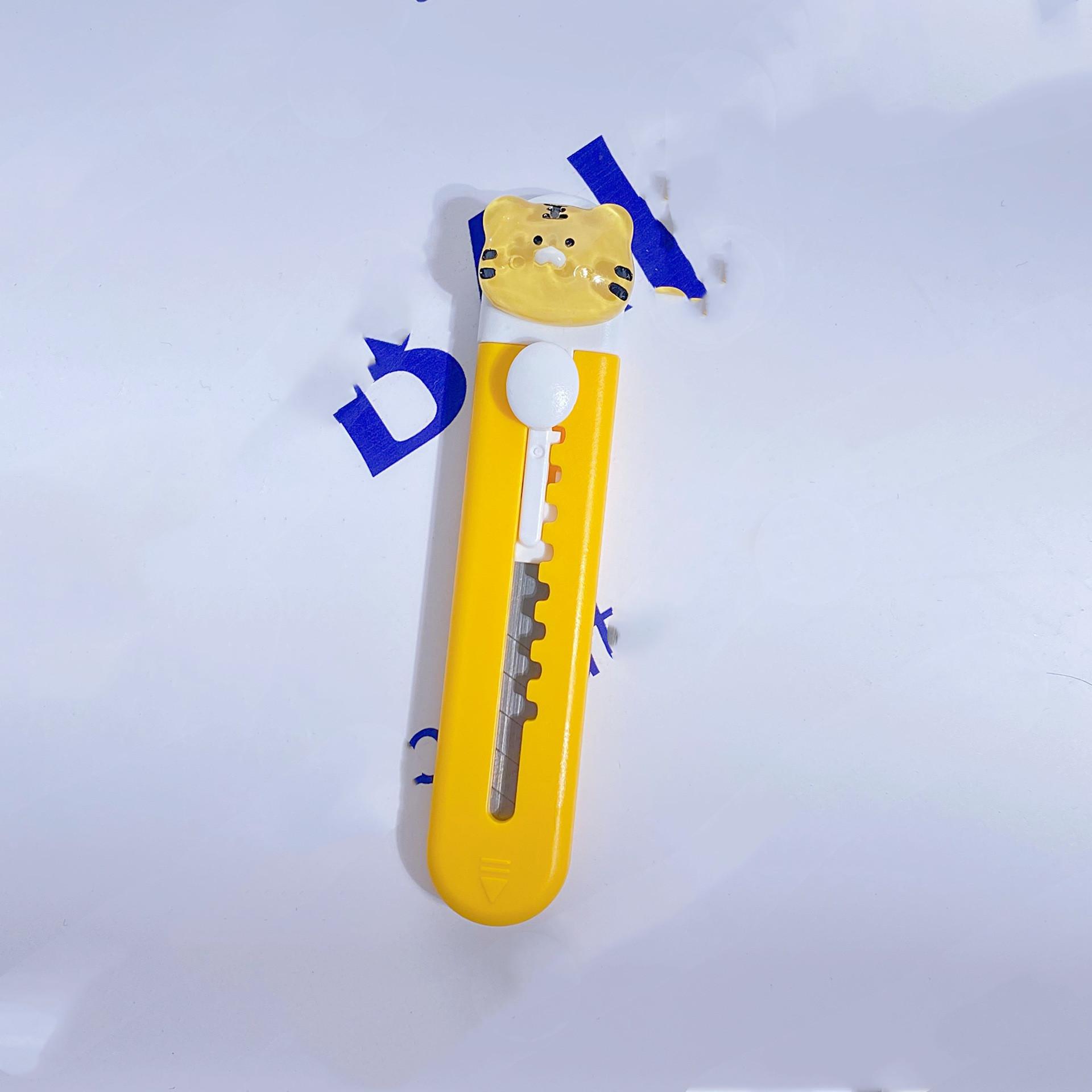 

Мини-милый универсальный нож Caroon для студентов, маленький кавайный нож для открывания писем, зажим для бумаги для офиса, студенческие принадлежности, офисные аксессуары 9.5*2cm