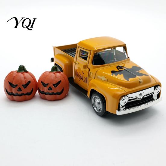 Autumn Farmhouse Home Decoration Halloween Pick-up Truck Alloy Figurine, Holding Pumpkin Vintage Car Statue, Statue Miniature Vehicle Ornament