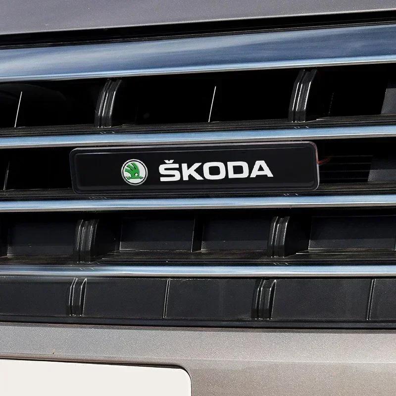 Samolepka na auto 2025 Horké 1/2 ks Dekorativní světlo na auto LED Přední mřížka Kapota Znak Odznak Dekorace Pro Skoda Octavia Fabia RS Kamiq Kodia