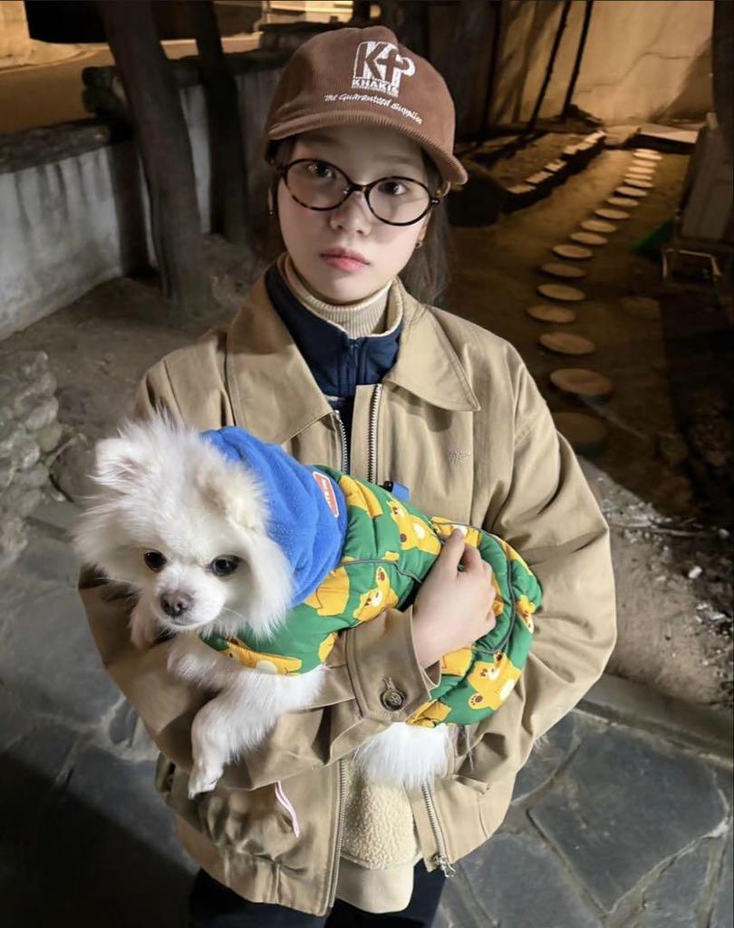 [USED] Chaewon wears a brown corduroy cap in khakis.