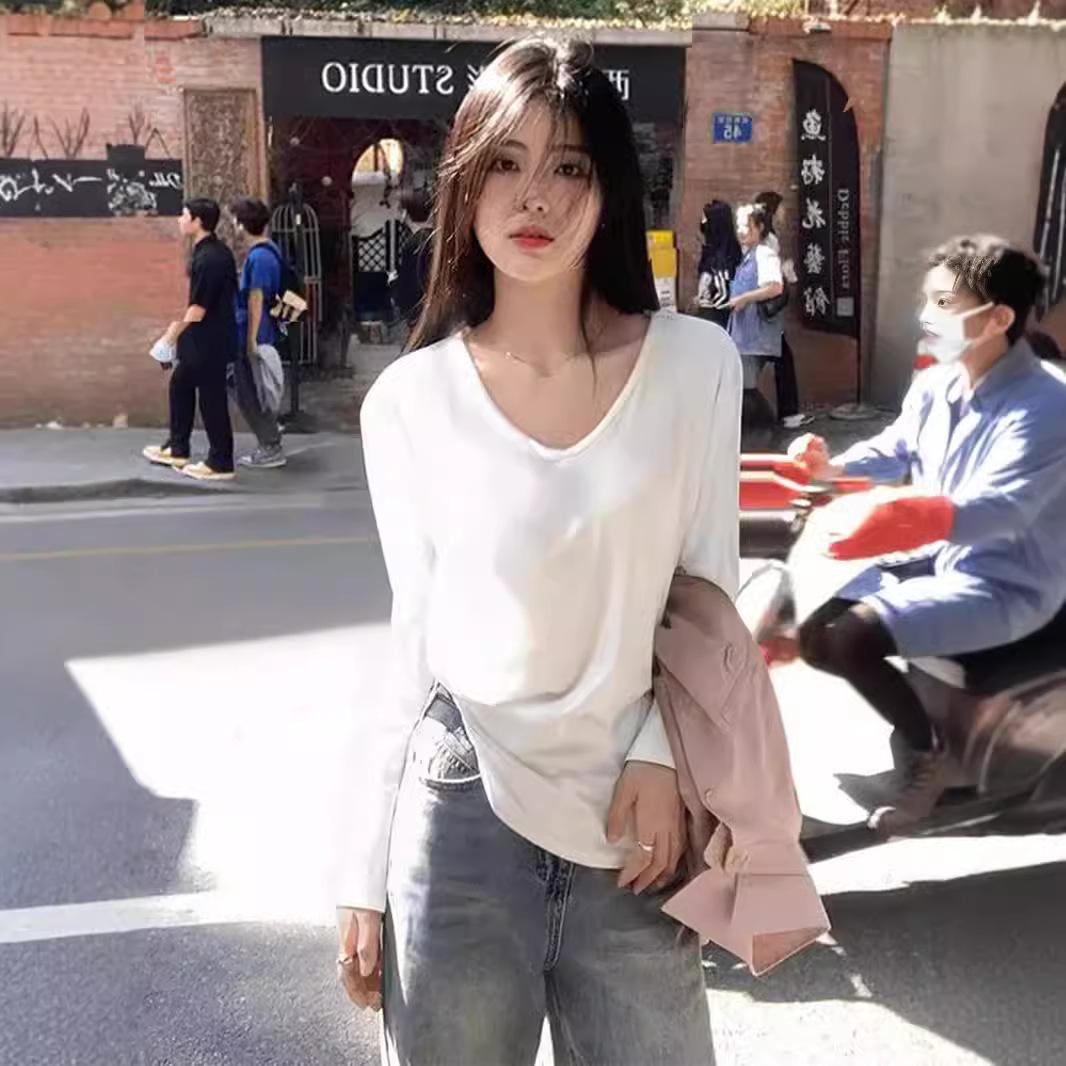

Pure Desire High-End Slim Fit White V-Neck Long-Sleeve T-Shirt