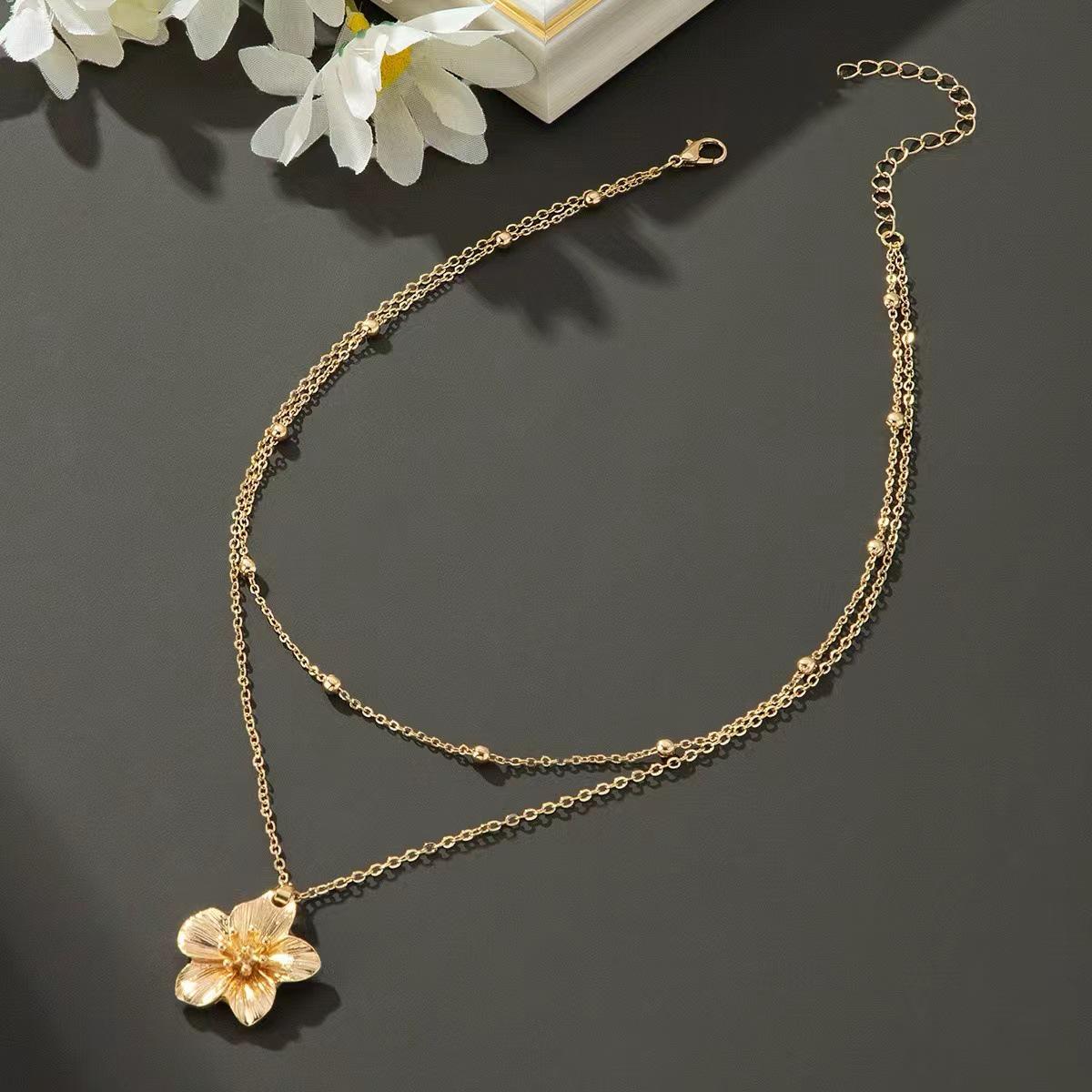 

Vintage Gold Flower Pendant Necklace - Retro Chain Design for Women золотий