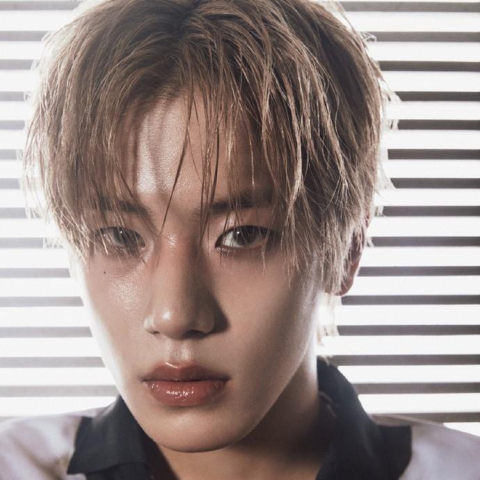 CLOSE YOUR EYES [BLACKOUT] Das 3. Mini-Album EYES