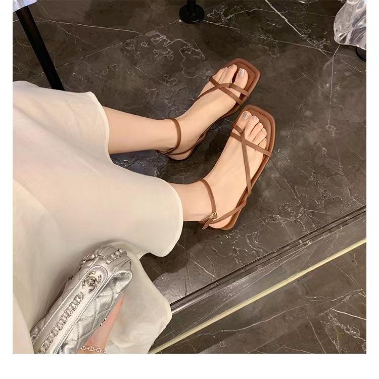 Gleicher Stil~ Leder Koreanischer Blogger-Stil Quadratkopf Kreuzriemen Zehenbedeckt Flache Sohle Sandalen Damen Sommer Neue Modelle