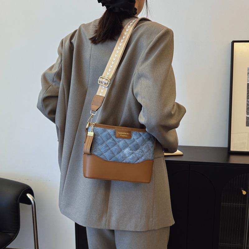 Rhombus embroidery thread small bag women's new popular versatile messenger bucket bag commuter shoulder stray bag