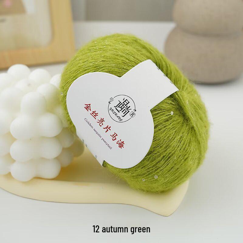 Goldfarbiges Pailletten-Mohair-Garn zum Selbermachen: Perfekt für das Handstricken von Schals, Stolen und Pullovern. Feine Flauschtextur.