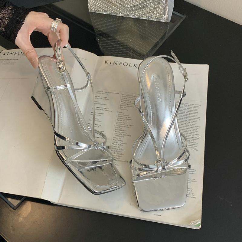 Moda SUOJIALUN 2025 Lato Nowa Marka Kobiety Sandały Moda Wąski Pasek Damskie Eleganckie Buty Gladiator Wysoki Koturn Sukienka Czółenka Slid