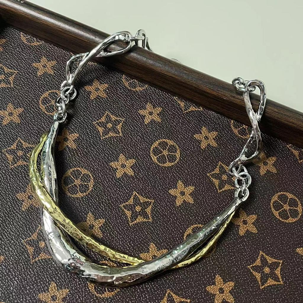 European and American Style Geometric Twisted Metal Necklace: Trendy, Bold, and Fashionable Clavicle Chain for Women