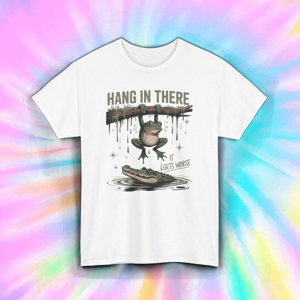 

Funny Frog Hang In There Alligator Humor Sarcastic Graphic Tee S-5XL 4XL