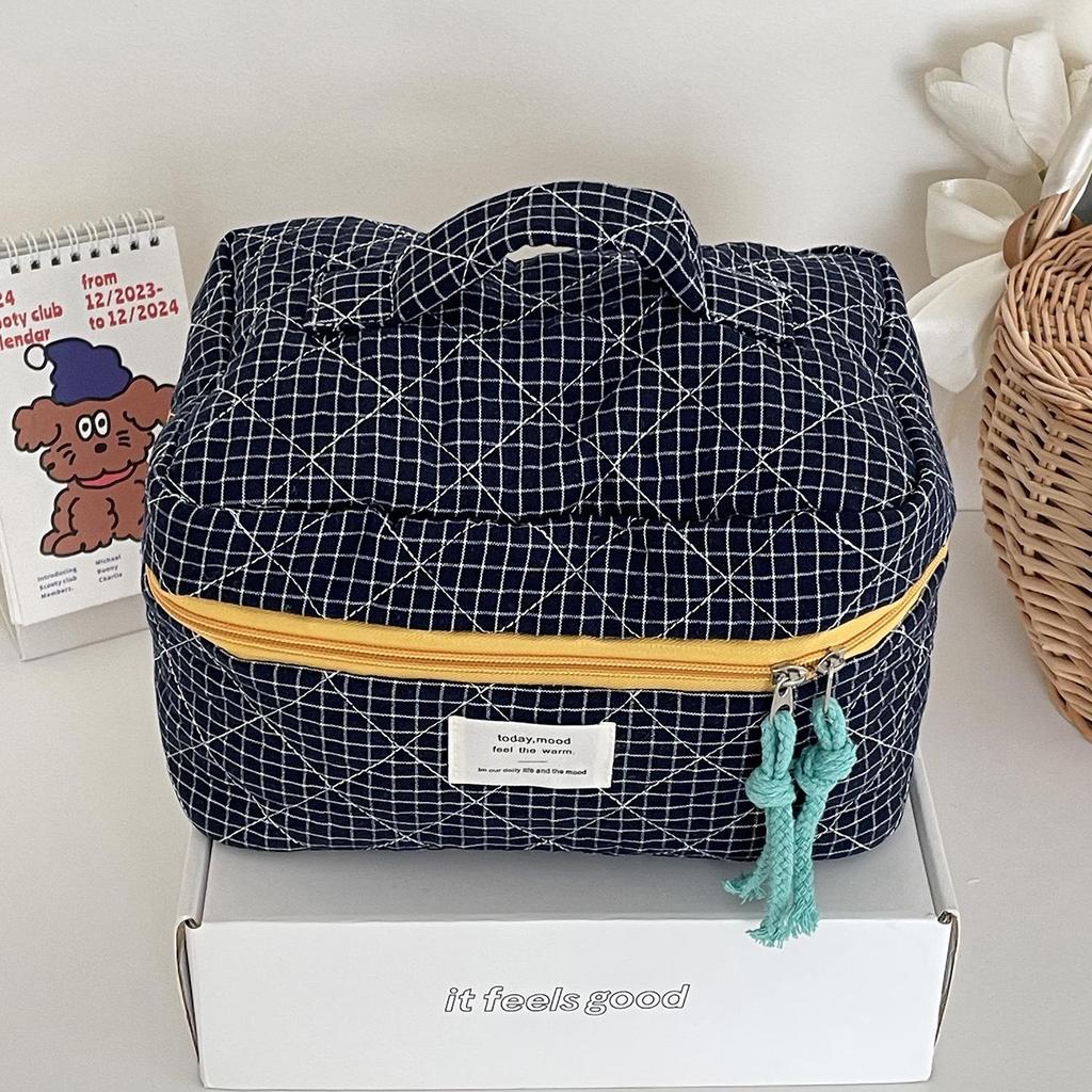 Versatile Plaid Clutch: Girly Heart Makeup Bag for Travel