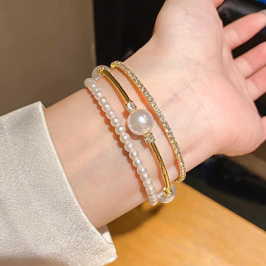 Modische Perlenarmbänder mit Strasssteinen für elegante Freizeitkleidung