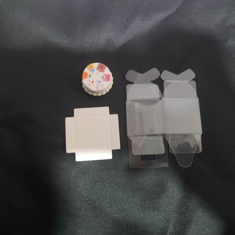1/12 Ölçekli Minyatür Simülasyon Doğum Günü Pastası Plastik Kutu ve Kağıt Stand Süsleme - Kendin Yap Minyatür Oturma Odası Sahne Dekorasyonu - Mükemmel Hediye